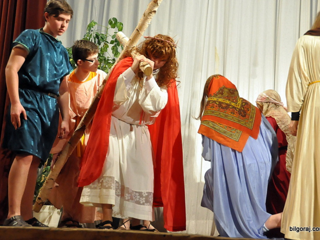 Misterium Męki Pańskiej w wykonaniu uczniów tarnogrodzkiego gimnazjum (FOTO)