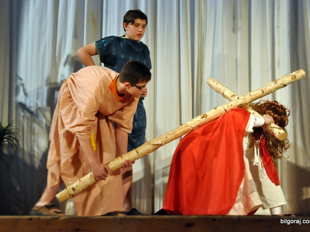 Misterium Męki Pańskiej w wykonaniu uczniów tarnogrodzkiego gimnazjum (FOTO)