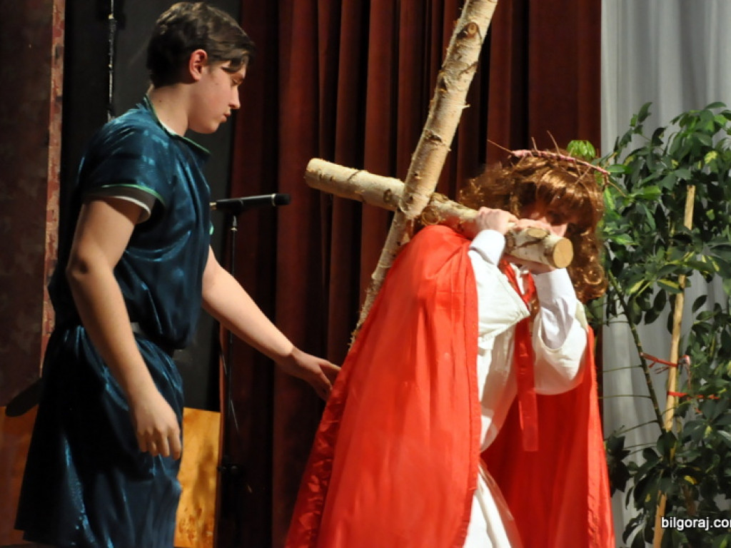 Misterium Męki Pańskiej w wykonaniu uczniów tarnogrodzkiego gimnazjum (FOTO)