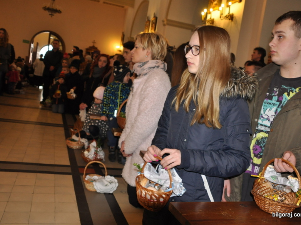 Poświęcenie pokarmów na stół wielkanocny (FOTO)