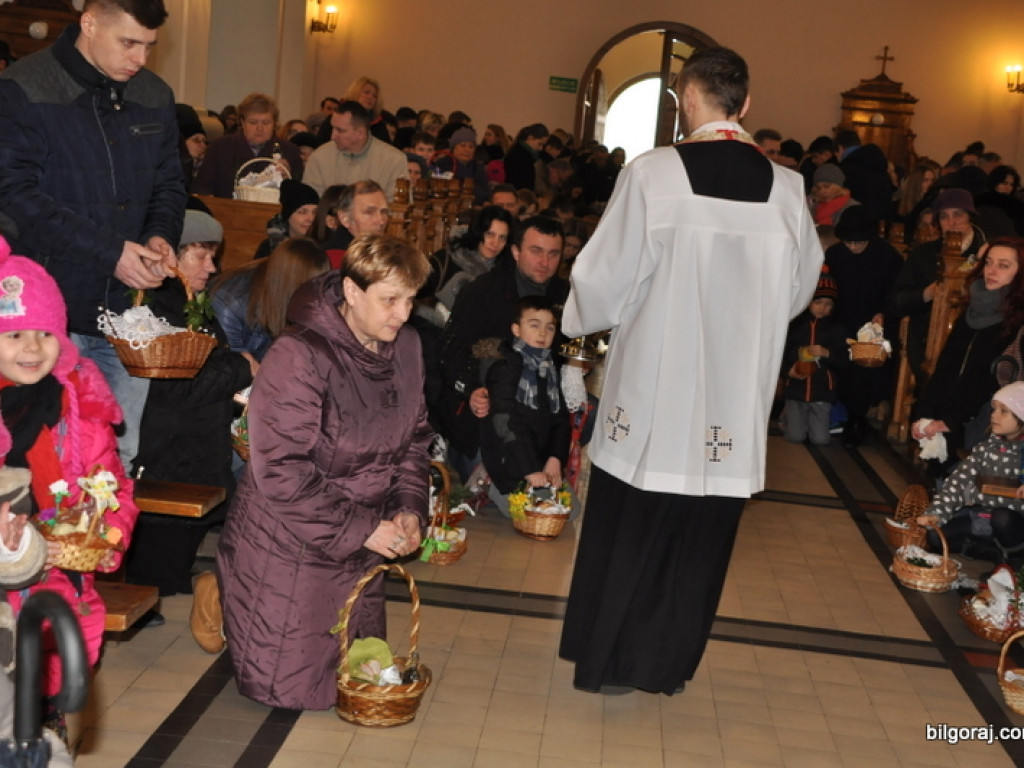 Poświęcenie pokarmów na stół wielkanocny (FOTO)