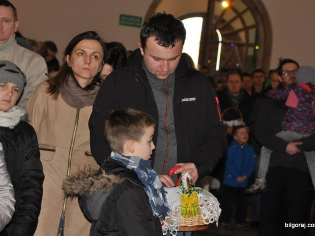 Poświęcenie pokarmów na stół wielkanocny (FOTO)
