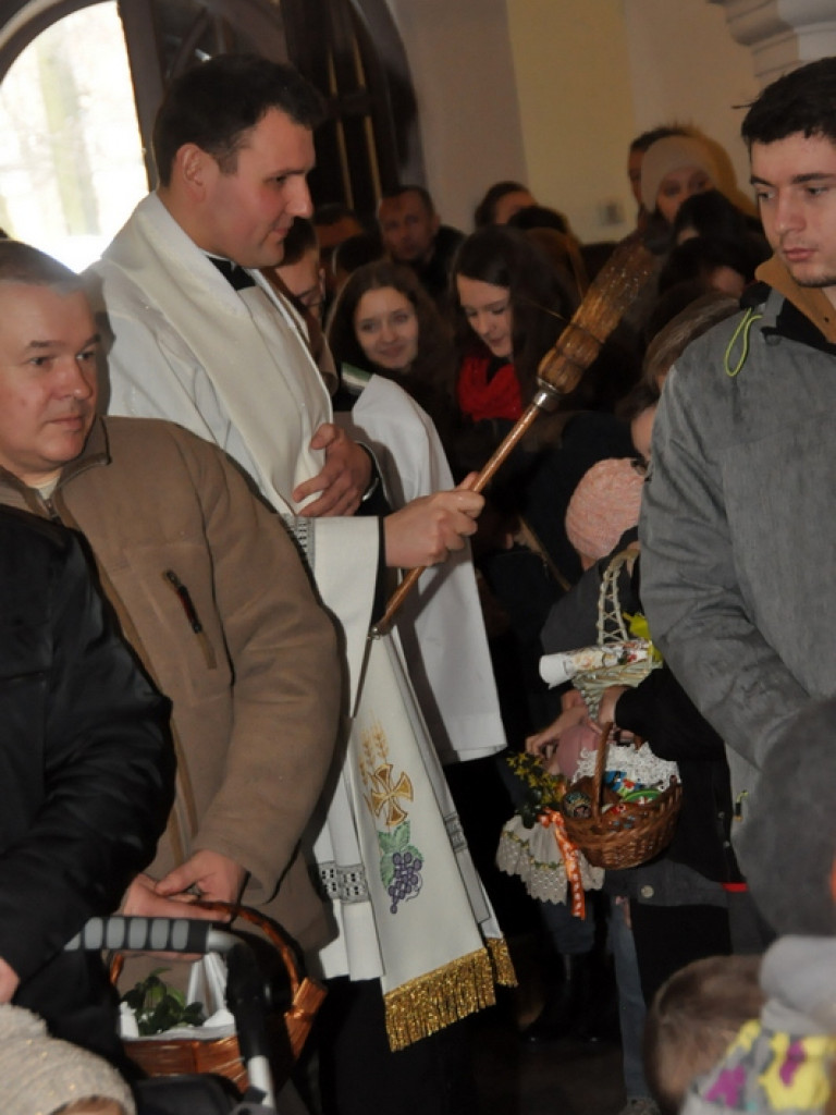 Poświęcenie pokarmów na stół wielkanocny (FOTO)