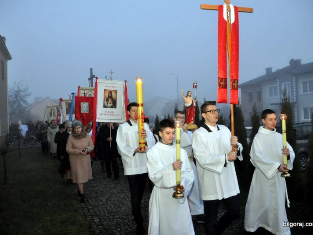 Rezurekcja - wierni uczcili Zmartwychwstanie Chrystusa (FOTO)