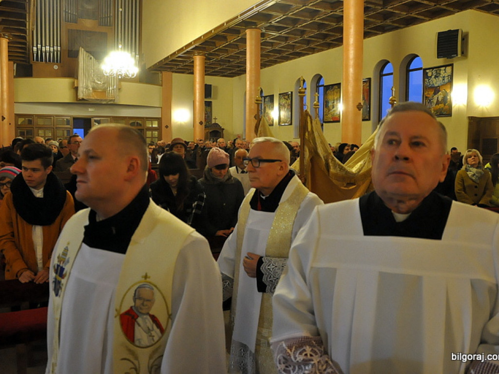 Rezurekcja - wierni uczcili Zmartwychwstanie Chrystusa (FOTO)