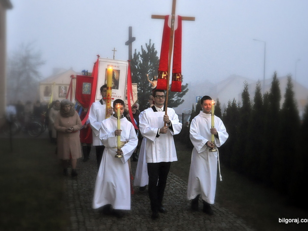 Rezurekcja - wierni uczcili Zmartwychwstanie Chrystusa (FOTO)