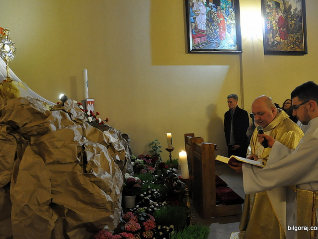 Rezurekcja - wierni uczcili Zmartwychwstanie Chrystusa (FOTO)