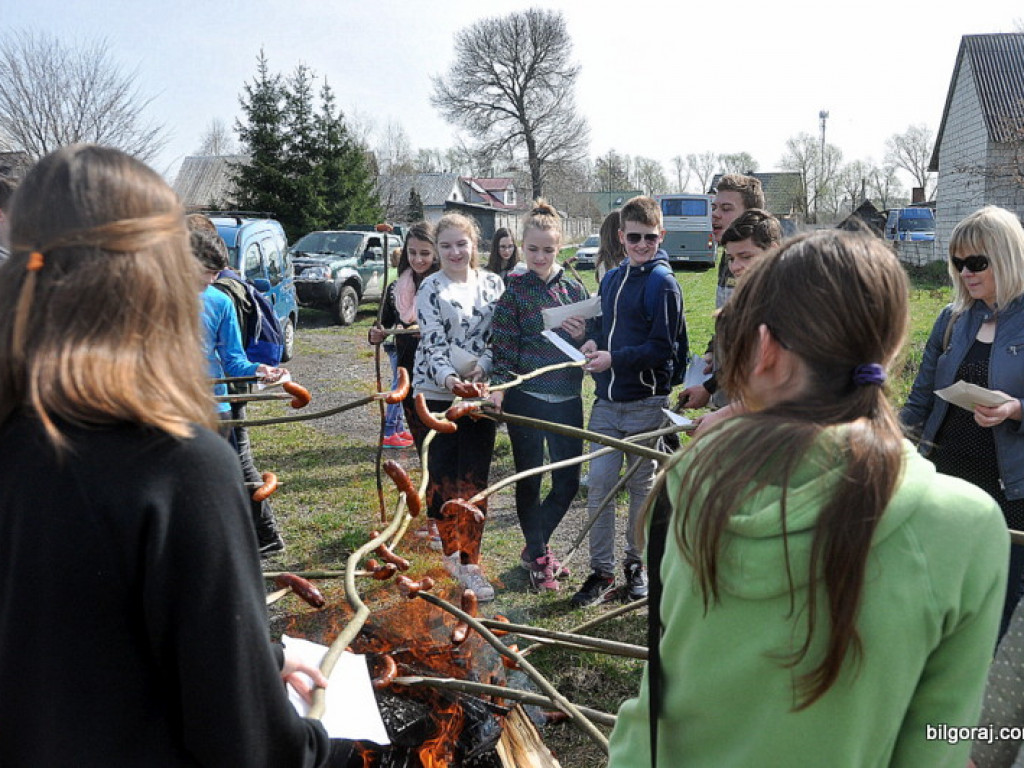 Dzieci i młodzież przy wsparciu Nadleśnictwa Biłgoraj i Urzędu Miasta Biłgoraj posadziły 1050 drzew (FOTO)