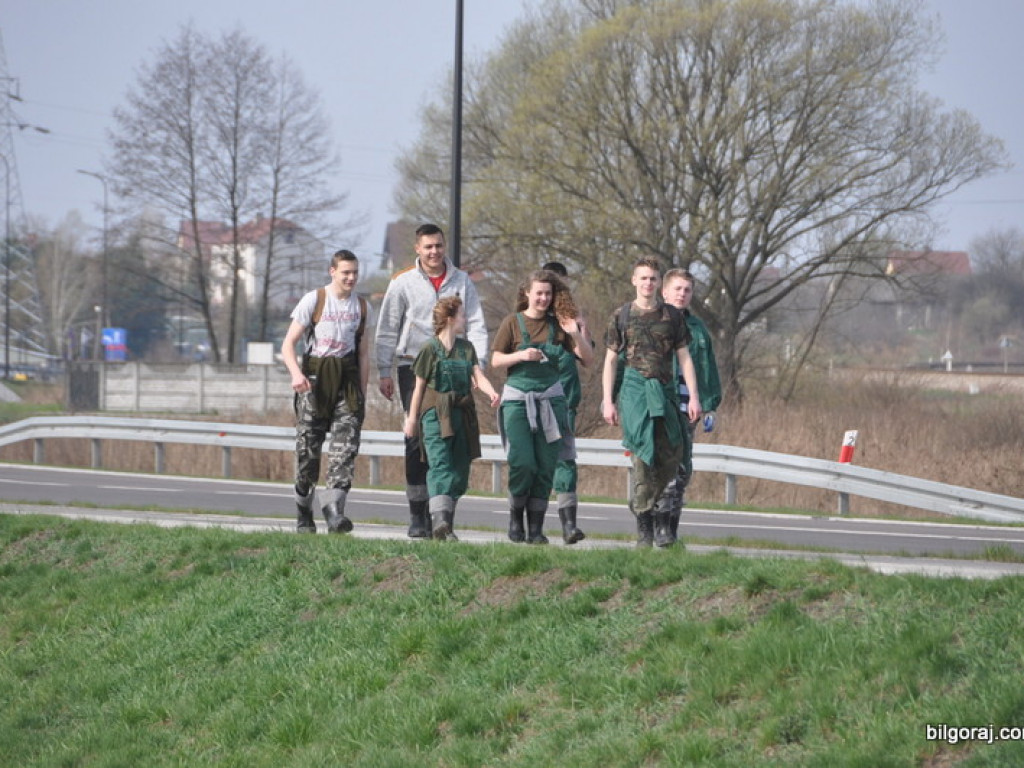 Dzieci i młodzież przy wsparciu Nadleśnictwa Biłgoraj i Urzędu Miasta Biłgoraj posadziły 1050 drzew (FOTO)