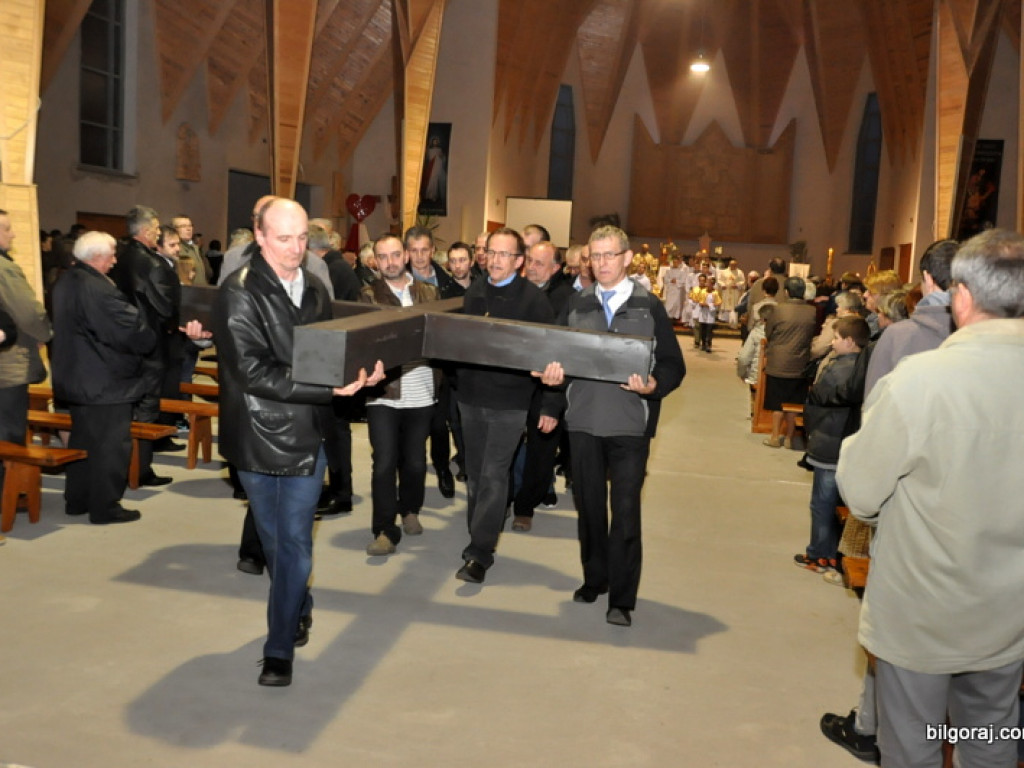 Intronizacja krzyża u Chrystusa Króla (FOTO)