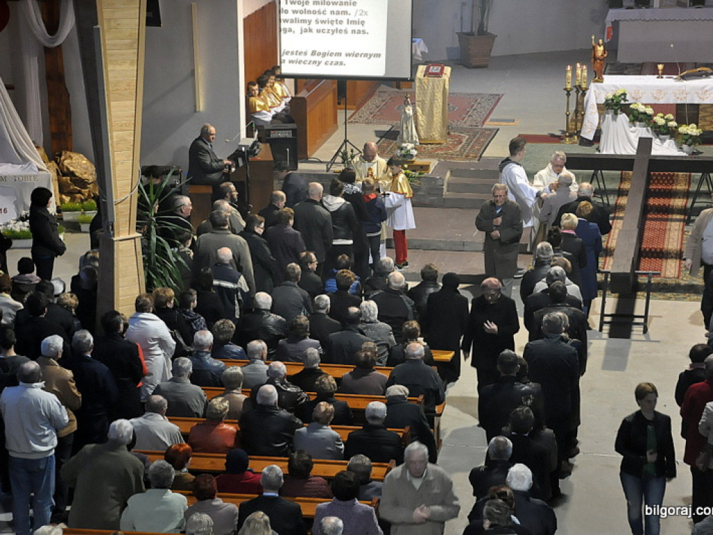 Intronizacja krzyża u Chrystusa Króla (FOTO)