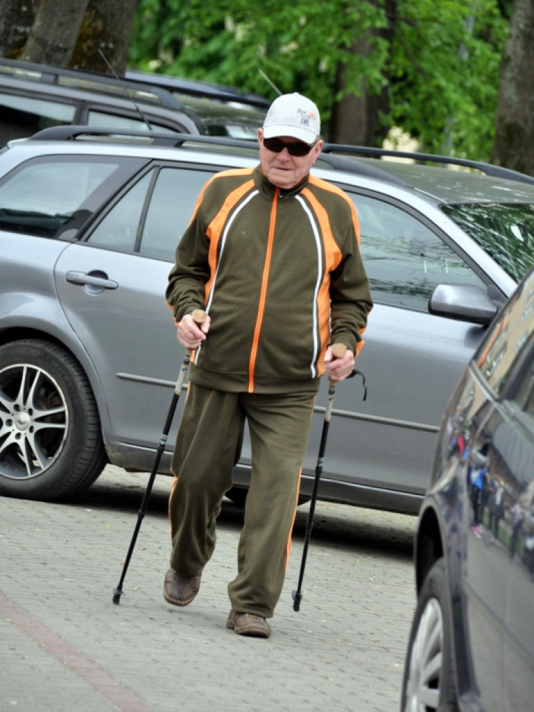 Marsz nordic walking seniorów (FOTO)