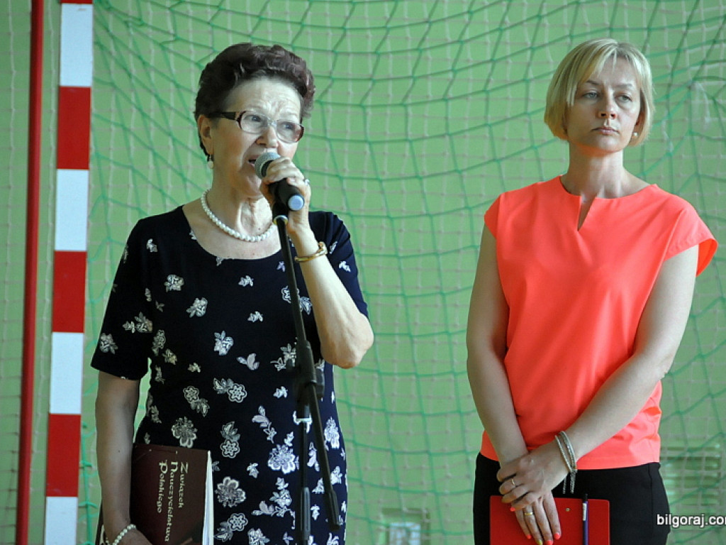 Emerytowani nauczyciele na spotkaniu z młodzieżą w Zespole Szkolno - Rewalidacyjnym w Biłgoraju (FOTO)