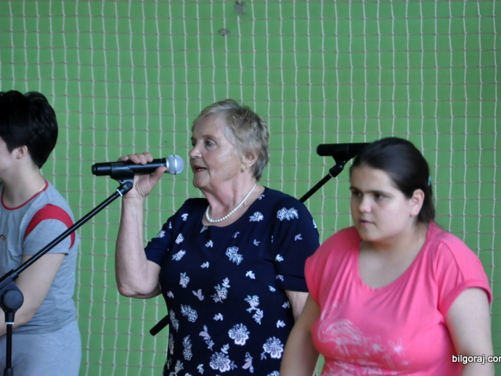 Emerytowani nauczyciele na spotkaniu z młodzieżą w Zespole Szkolno - Rewalidacyjnym w Biłgoraju (FOTO)