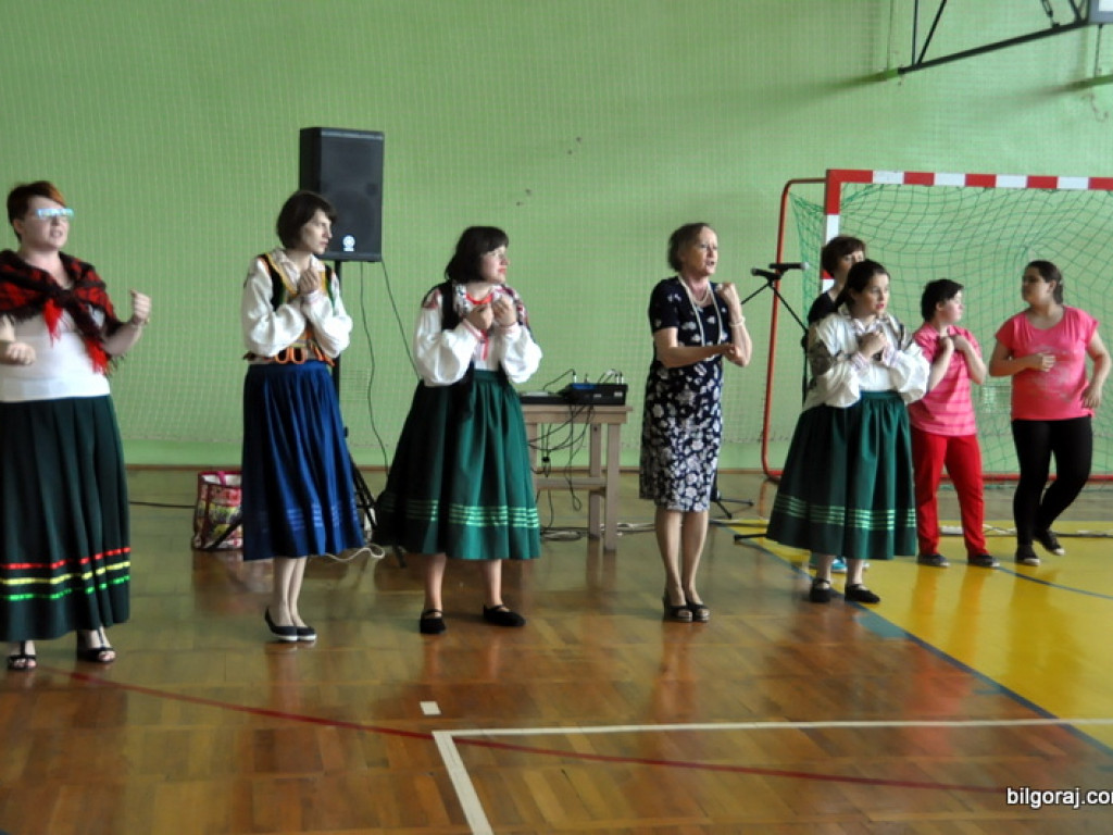 Emerytowani nauczyciele na spotkaniu z młodzieżą w Zespole Szkolno - Rewalidacyjnym w Biłgoraju (FOTO)