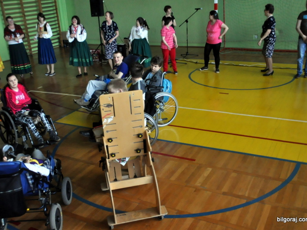 Emerytowani nauczyciele na spotkaniu z młodzieżą w Zespole Szkolno - Rewalidacyjnym w Biłgoraju (FOTO)
