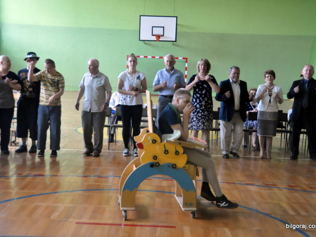 Emerytowani nauczyciele na spotkaniu z młodzieżą w Zespole Szkolno - Rewalidacyjnym w Biłgoraju (FOTO)