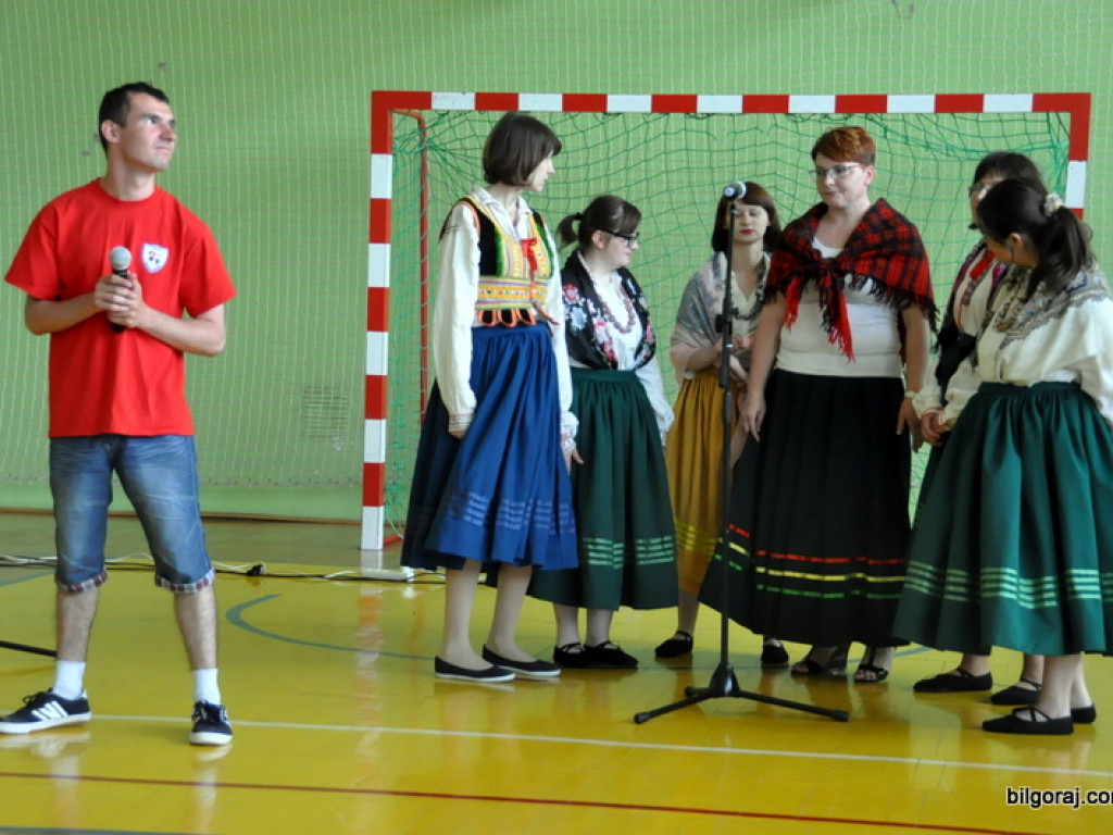 Emerytowani nauczyciele na spotkaniu z młodzieżą w Zespole Szkolno - Rewalidacyjnym w Biłgoraju (FOTO)