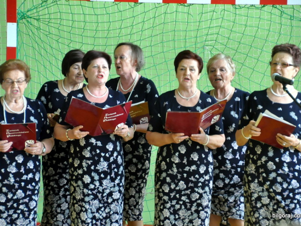 Emerytowani nauczyciele na spotkaniu z młodzieżą w Zespole Szkolno - Rewalidacyjnym w Biłgoraju (FOTO)