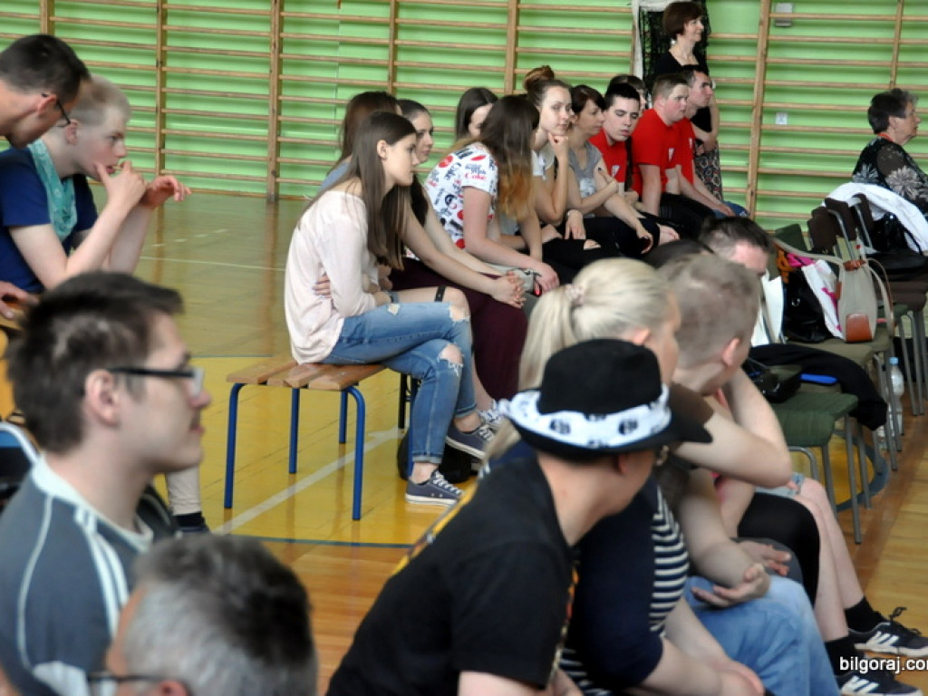 Emerytowani nauczyciele na spotkaniu z młodzieżą w Zespole Szkolno - Rewalidacyjnym w Biłgoraju (FOTO)