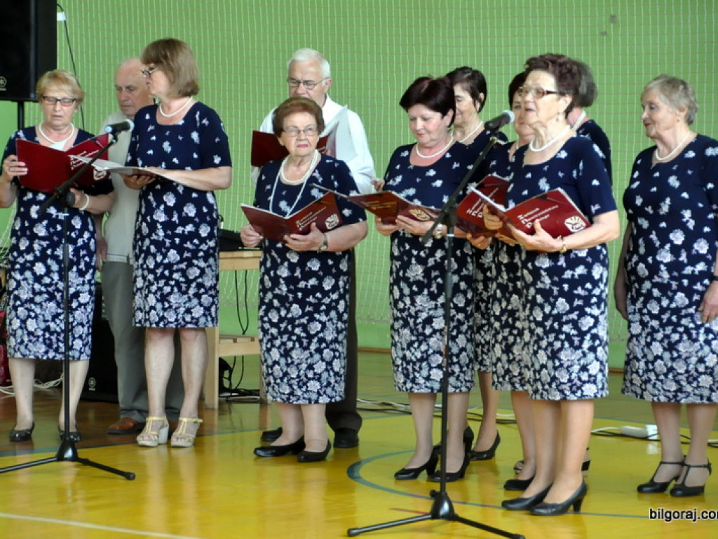 Emerytowani nauczyciele na spotkaniu z młodzieżą w Zespole Szkolno - Rewalidacyjnym w Biłgoraju (FOTO)