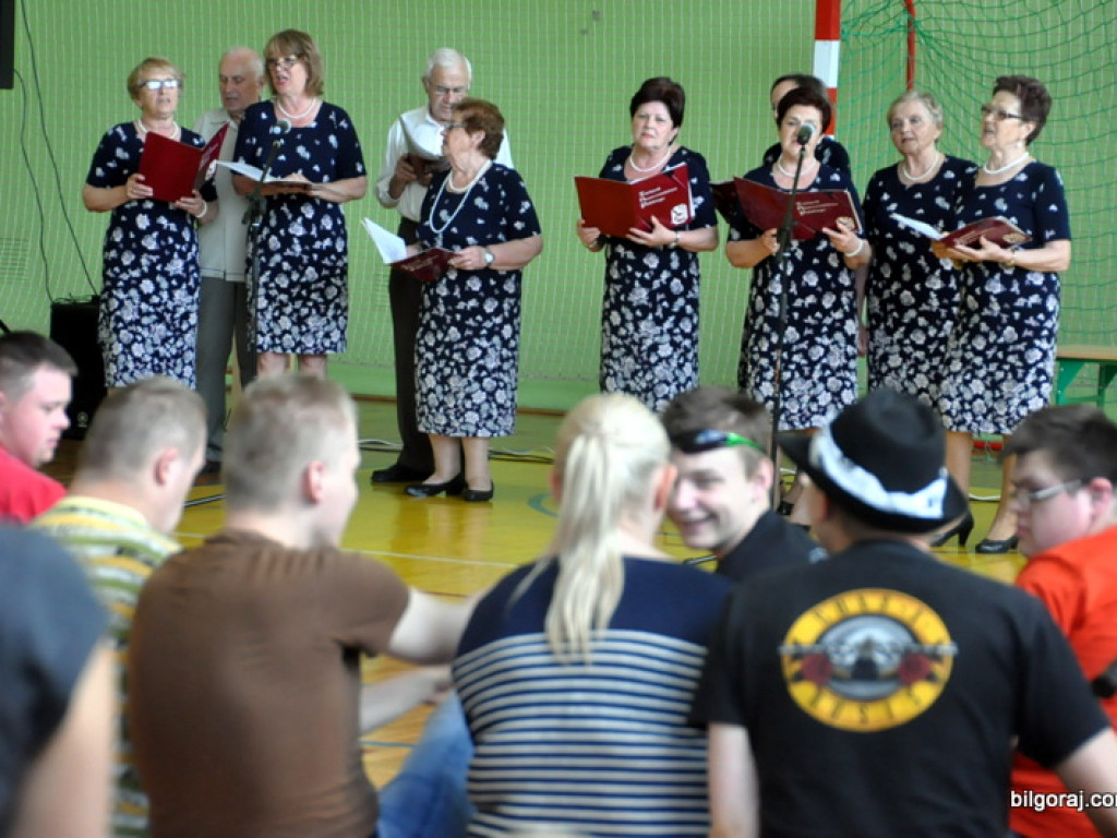 Emerytowani nauczyciele na spotkaniu z młodzieżą w Zespole Szkolno - Rewalidacyjnym w Biłgoraju (FOTO)