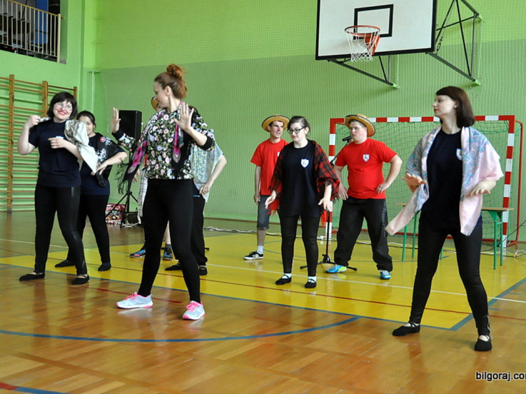 Emerytowani nauczyciele na spotkaniu z młodzieżą w Zespole Szkolno - Rewalidacyjnym w Biłgoraju (FOTO)