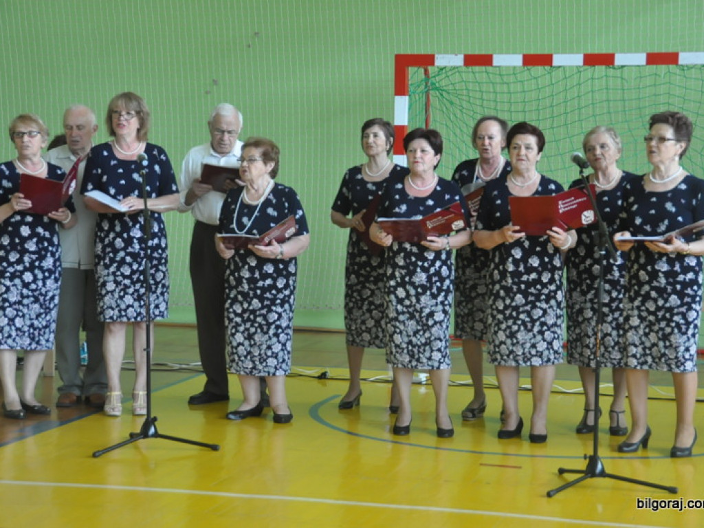 Emerytowani nauczyciele na spotkaniu z młodzieżą w Zespole Szkolno - Rewalidacyjnym w Biłgoraju (FOTO)