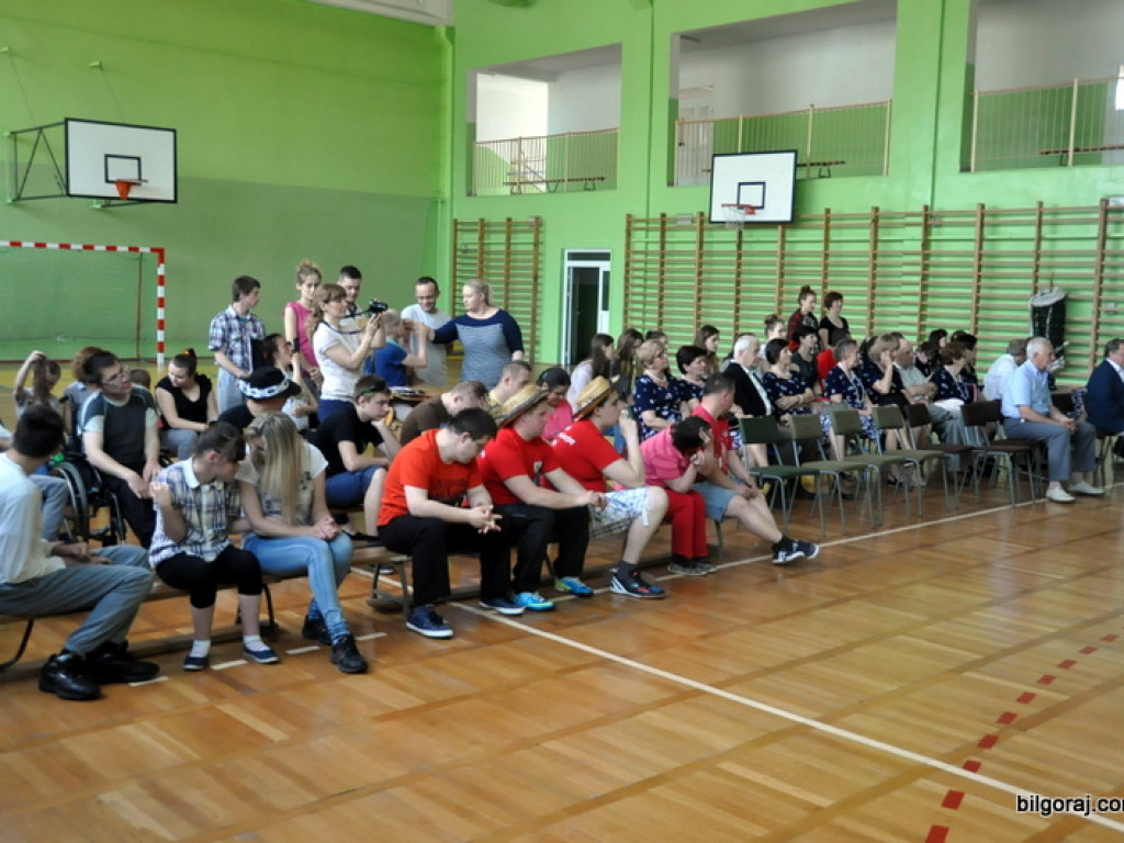 Emerytowani nauczyciele na spotkaniu z młodzieżą w Zespole Szkolno - Rewalidacyjnym w Biłgoraju (FOTO)