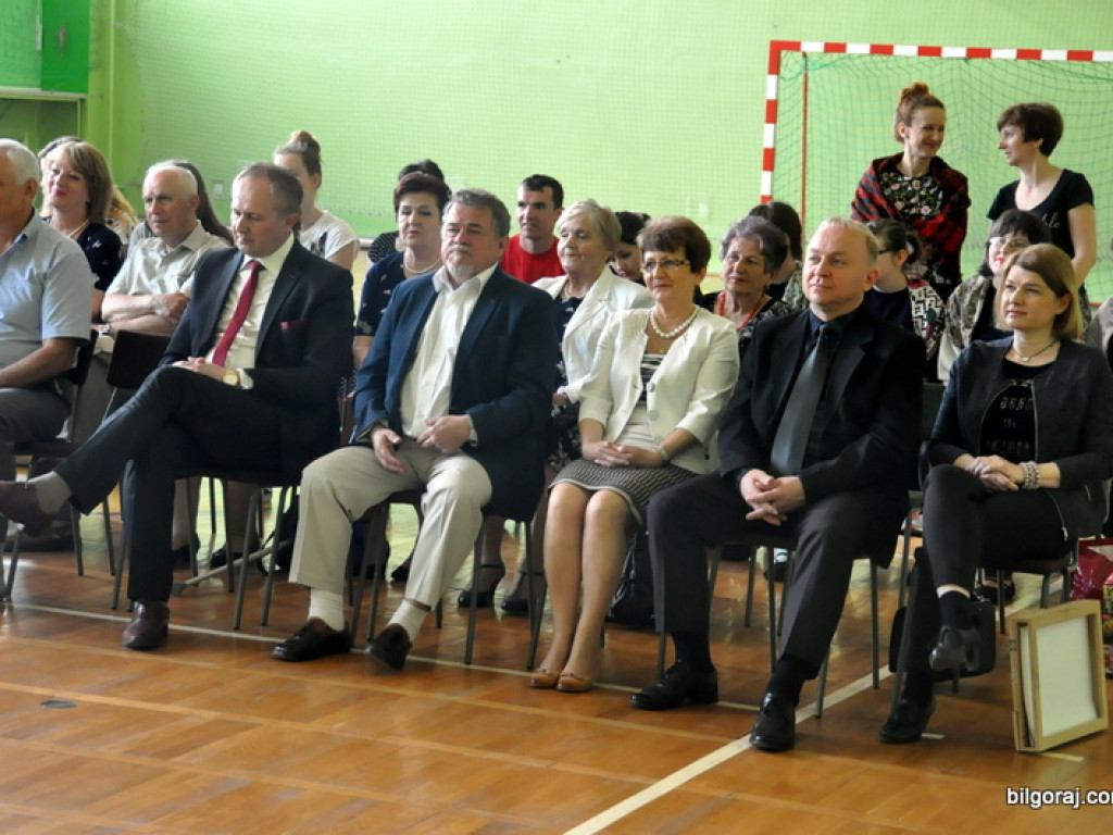 Emerytowani nauczyciele na spotkaniu z młodzieżą w Zespole Szkolno - Rewalidacyjnym w Biłgoraju (FOTO)