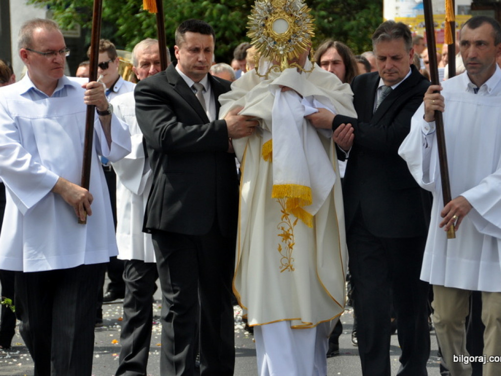 Boże Ciało: Procesje eucharystyczne na ulicach miast (FOTO, VIDEO)