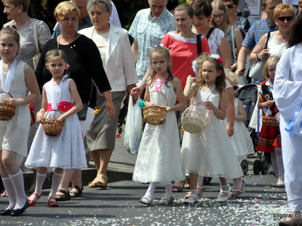 Boże Ciało: Procesje eucharystyczne na ulicach miast (FOTO, VIDEO)