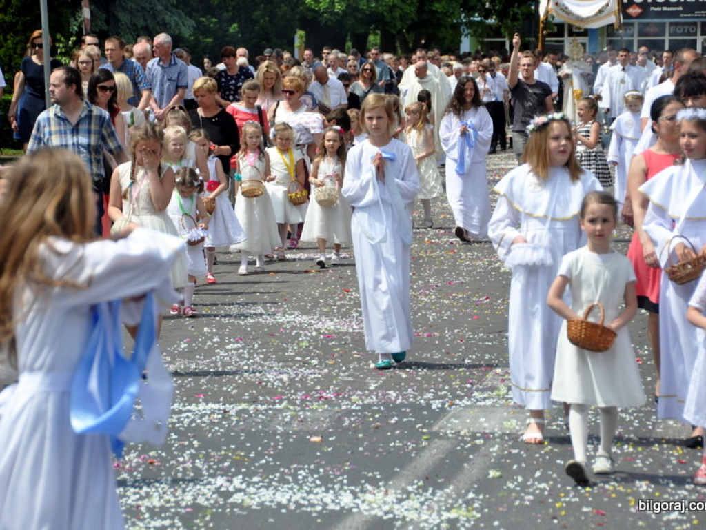 Boże Ciało: Procesje eucharystyczne na ulicach miast (FOTO, VIDEO)