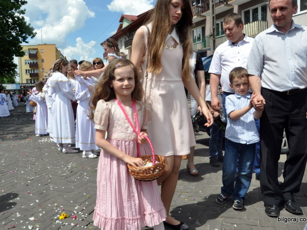 Boże Ciało: Procesje eucharystyczne na ulicach miast (FOTO, VIDEO)