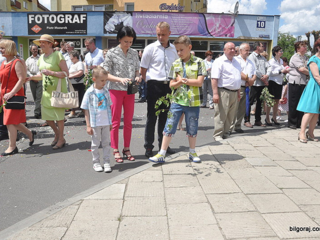 Boże Ciało: Procesje eucharystyczne na ulicach miast (FOTO, VIDEO)