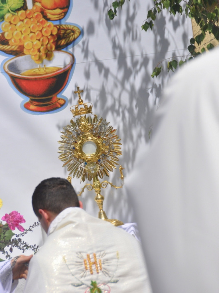 Boże Ciało: Procesje eucharystyczne na ulicach miast (FOTO, VIDEO)