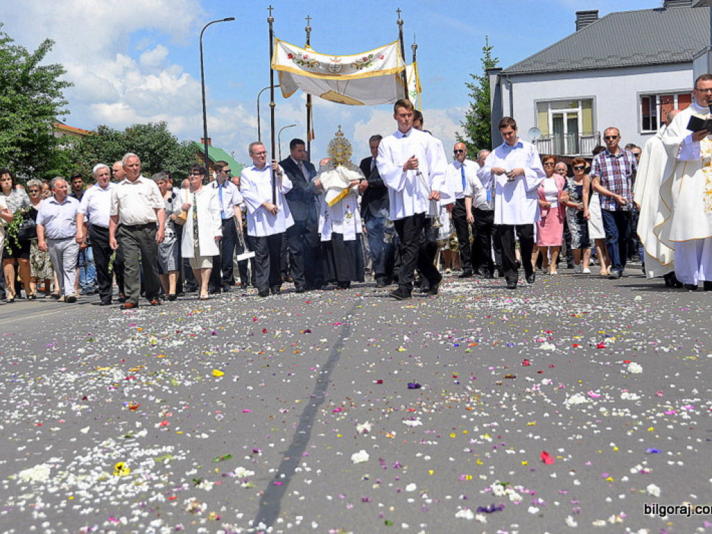 Boże Ciało: Procesje eucharystyczne na ulicach miast (FOTO, VIDEO)