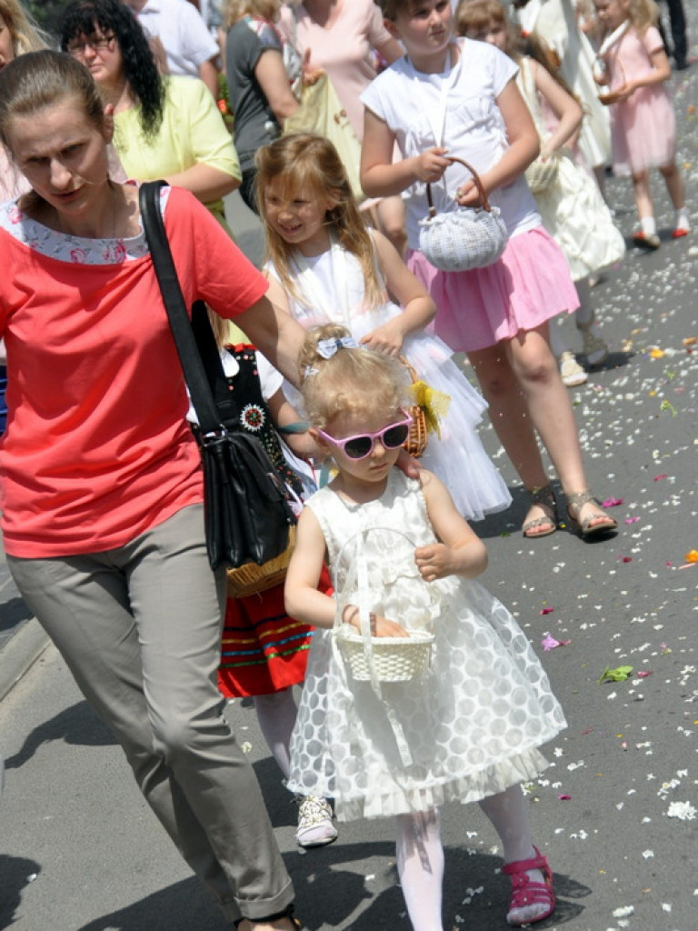 Boże Ciało: Procesje eucharystyczne na ulicach miast (FOTO, VIDEO)