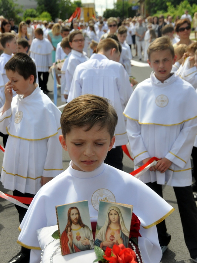 Boże Ciało: Procesje eucharystyczne na ulicach miast (FOTO, VIDEO)