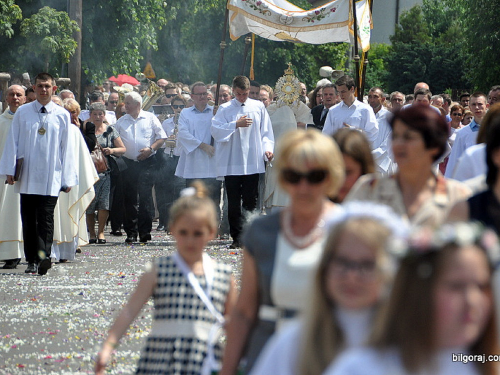 Boże Ciało: Procesje eucharystyczne na ulicach miast (FOTO, VIDEO)