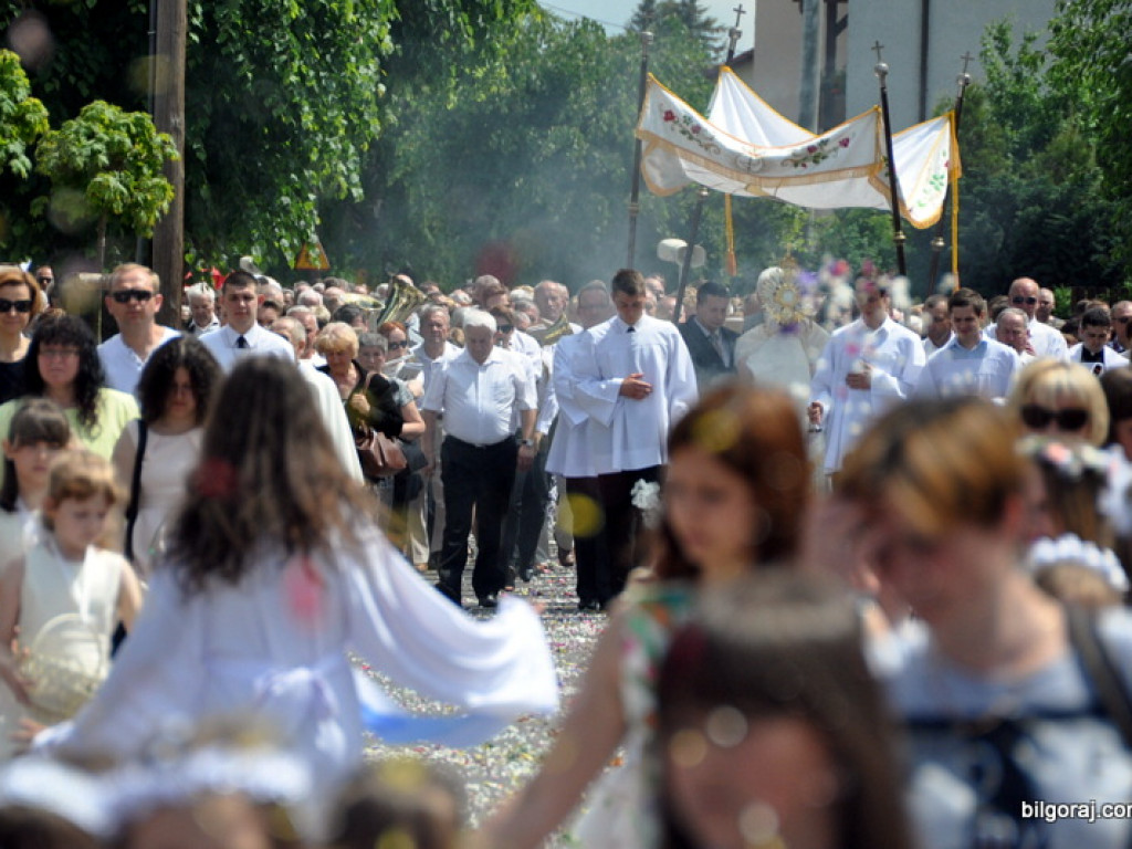 Boże Ciało: Procesje eucharystyczne na ulicach miast (FOTO, VIDEO)