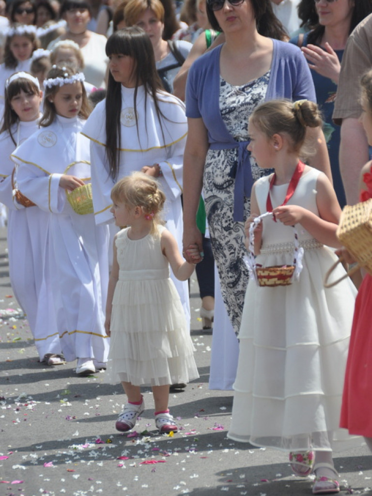 Boże Ciało: Procesje eucharystyczne na ulicach miast (FOTO, VIDEO)