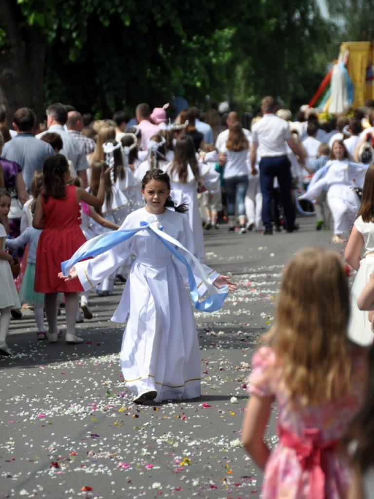 Boże Ciało: Procesje eucharystyczne na ulicach miast (FOTO, VIDEO)