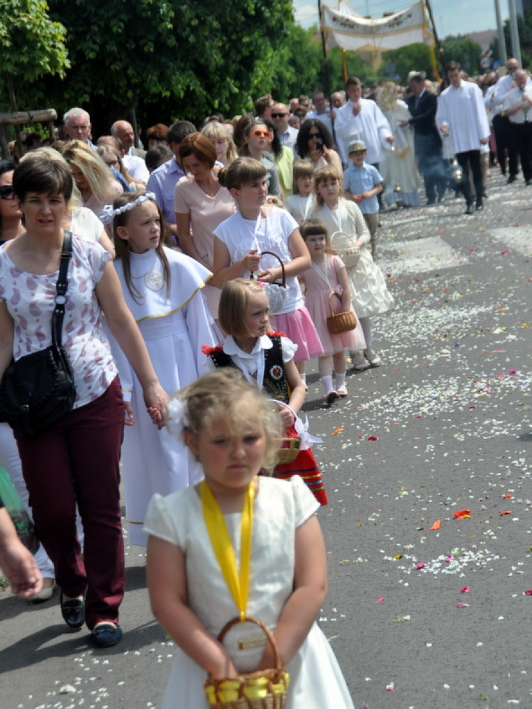 Boże Ciało: Procesje eucharystyczne na ulicach miast (FOTO, VIDEO)