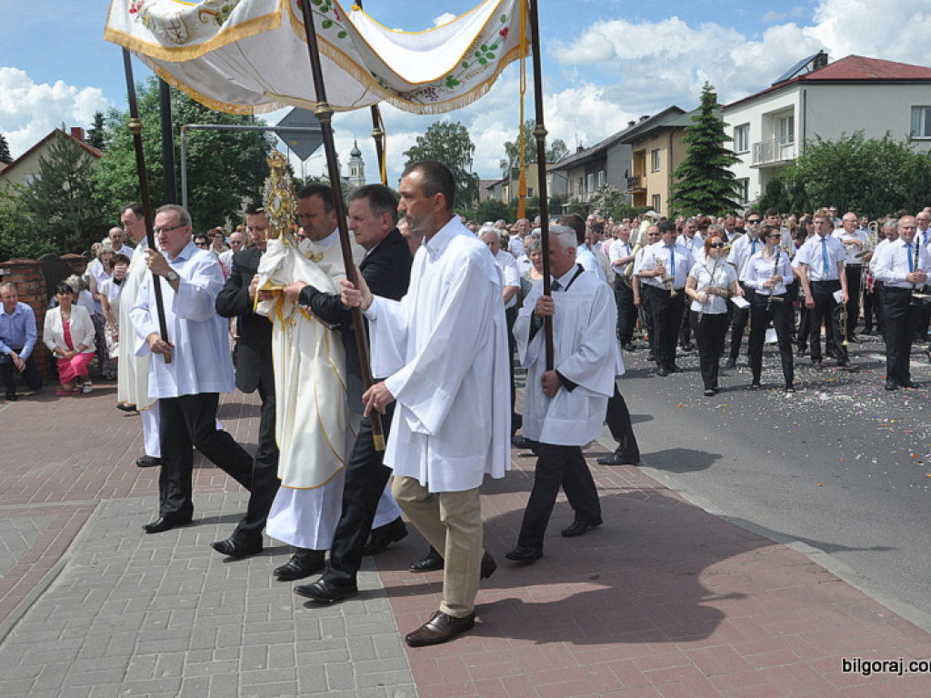 Boże Ciało: Procesje eucharystyczne na ulicach miast (FOTO, VIDEO)