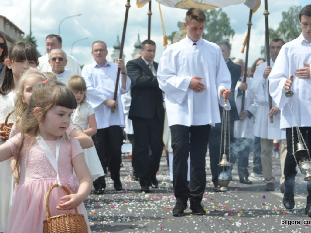 Boże Ciało: Procesje eucharystyczne na ulicach miast (FOTO, VIDEO)