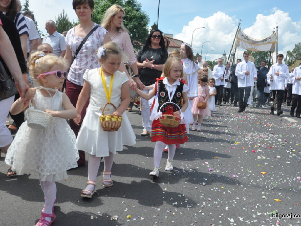 Boże Ciało: Procesje eucharystyczne na ulicach miast (FOTO, VIDEO)