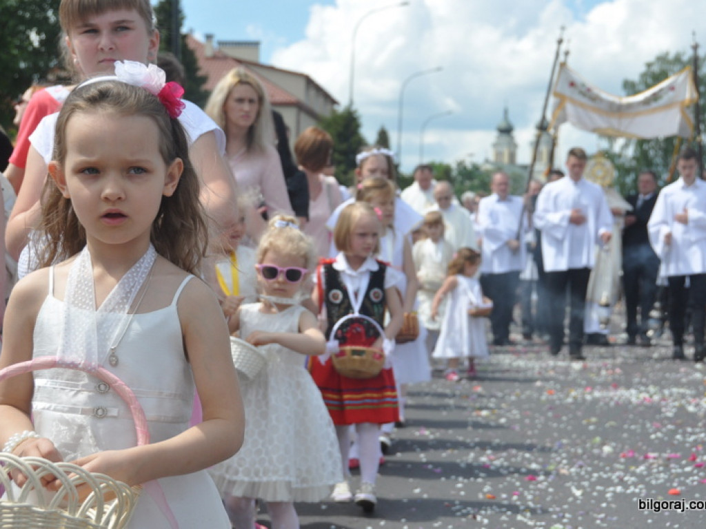Boże Ciało: Procesje eucharystyczne na ulicach miast (FOTO, VIDEO)