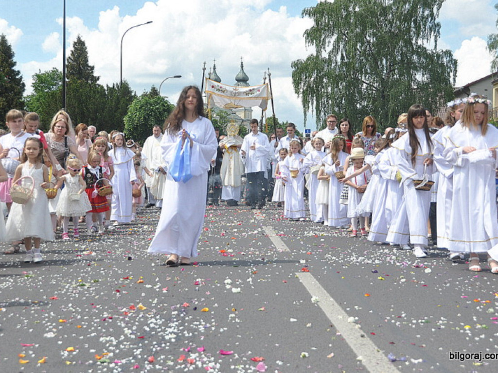 Boże Ciało: Procesje eucharystyczne na ulicach miast (FOTO, VIDEO)