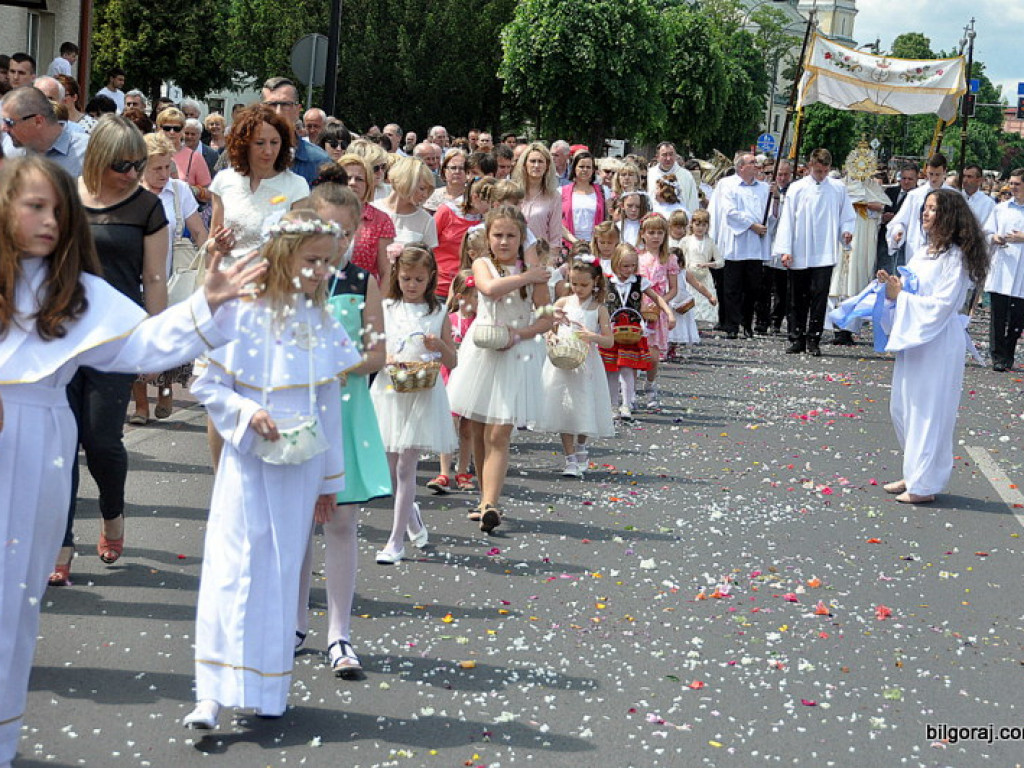 Boże Ciało: Procesje eucharystyczne na ulicach miast (FOTO, VIDEO)